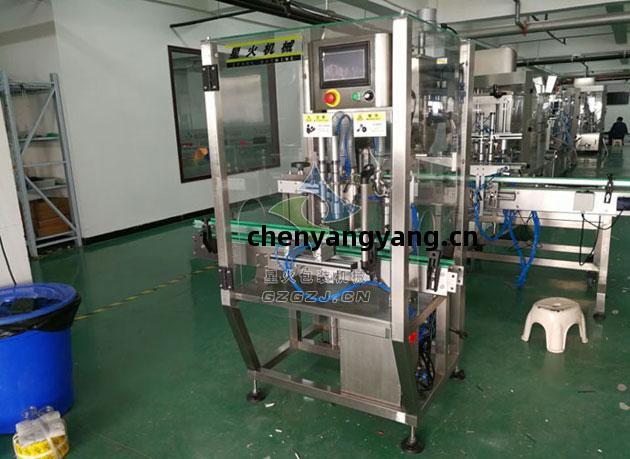 全(quan)自(zi)動(dong)雙頭醬(jiang)料(liao)灌(guan)裝(zhuang)機