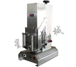 半自(zi)動(dong)醬料真(zhen)空旋蓋機